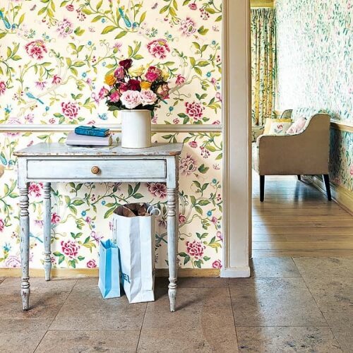 2.1 amenajare hol cu tapet cu model floral 7