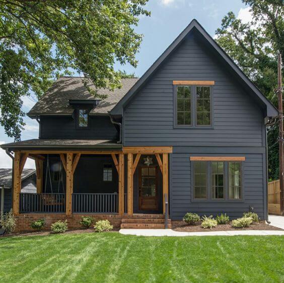 casa-neagra-cu-accente-de-lemn Casa neagra cu terasa din lemn