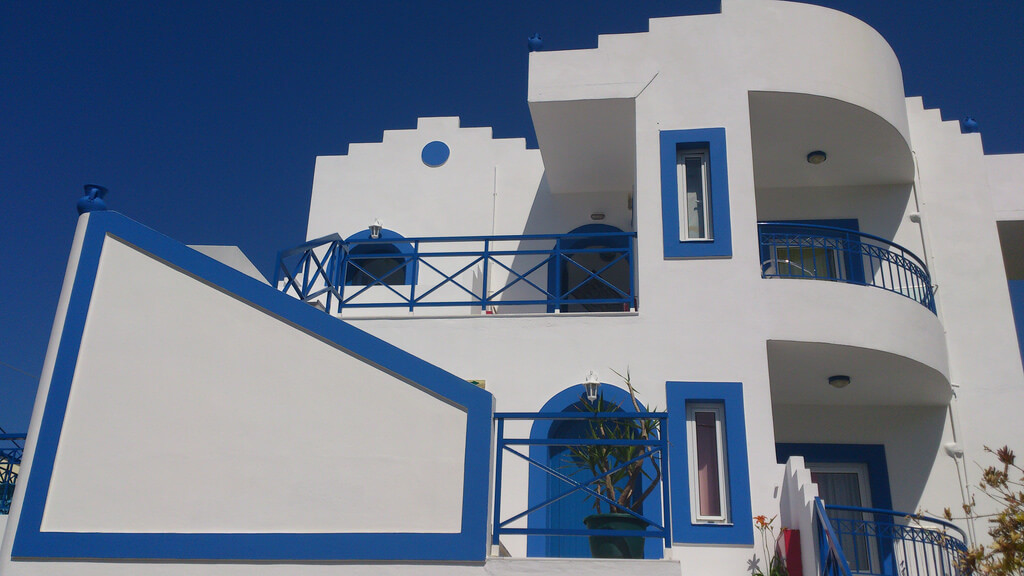 culori-casa-exterior-combinatii-alb-si-albastru Casa de vacanta cu fatada alba si accente de albastru