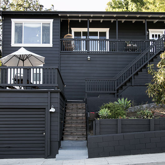 fatada-neagra-casa Casa neagra cu terasa