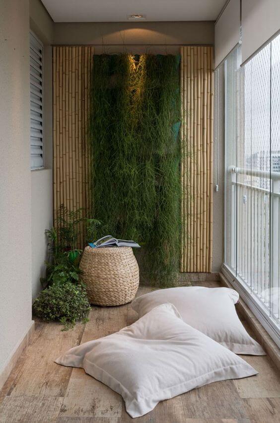 plante-verzi-pe-perete-in-balcon