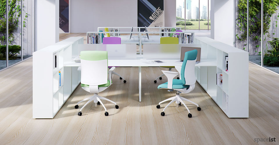 6 amenajare birou tonuri si nuante de alb si decor multicolor 5