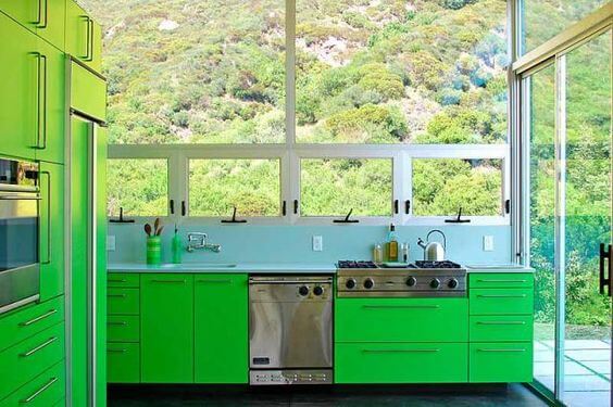 mobila de bucatarie de culoare verde deschis 2