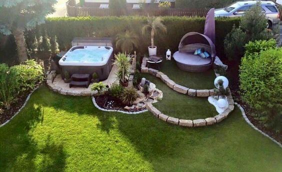 spatiu verde cu piscina